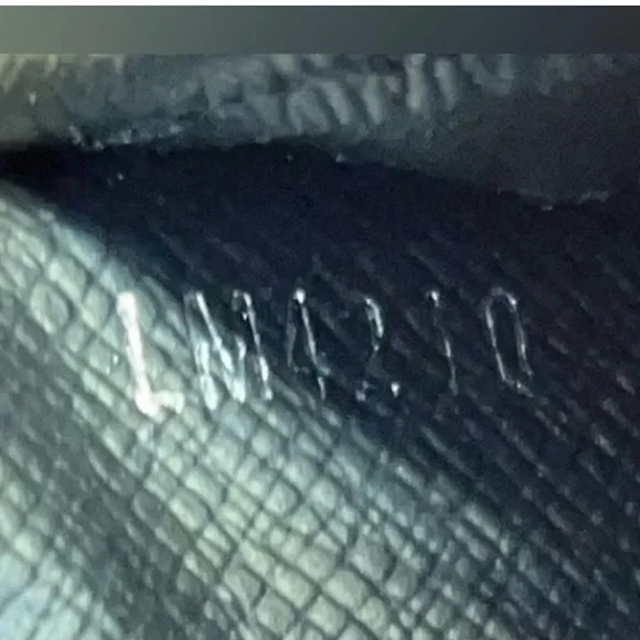 *LIKE NEW* -  LOUIS VUITTON ZIPPY VERTICAL TIAGA LEATHER (BLACK) - - Picture 11 of 11